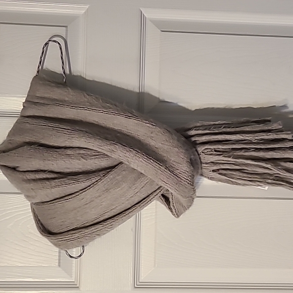 LC Lauren Conrad Accessories - LC LAUREN CONRAD BRAND BEAUTIFUL GRAY SCARF WITH FRINGE
